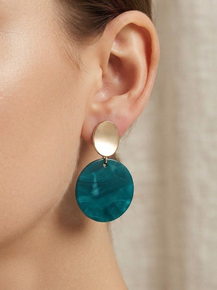 گوشواره دکمه‌ای طلایی و دایره رزینی سبز آبی (طرح ابروبادی)