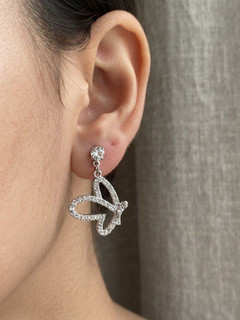 گوشواره آویز نقرهای طرح پروانه نگیندار (برند SIX)